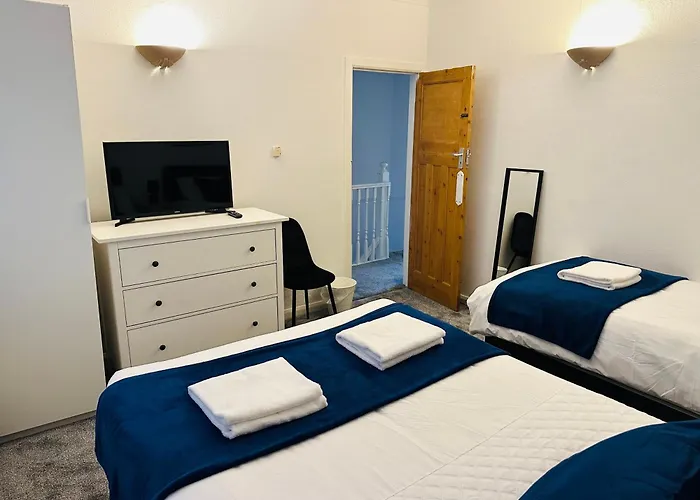 Lovely 4 Bedroom House With 2 Bathroom, Garden And Private Parking