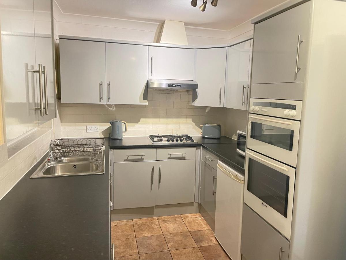 Lovely 4 Bedroom House With 2 Bathroom, Garden And Private Parking