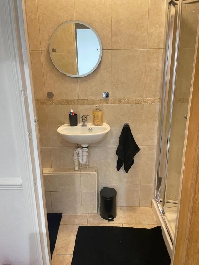 Lovely 4 Bedroom House With 2 Bathroom, Garden And Private Parking * Thornton Heath