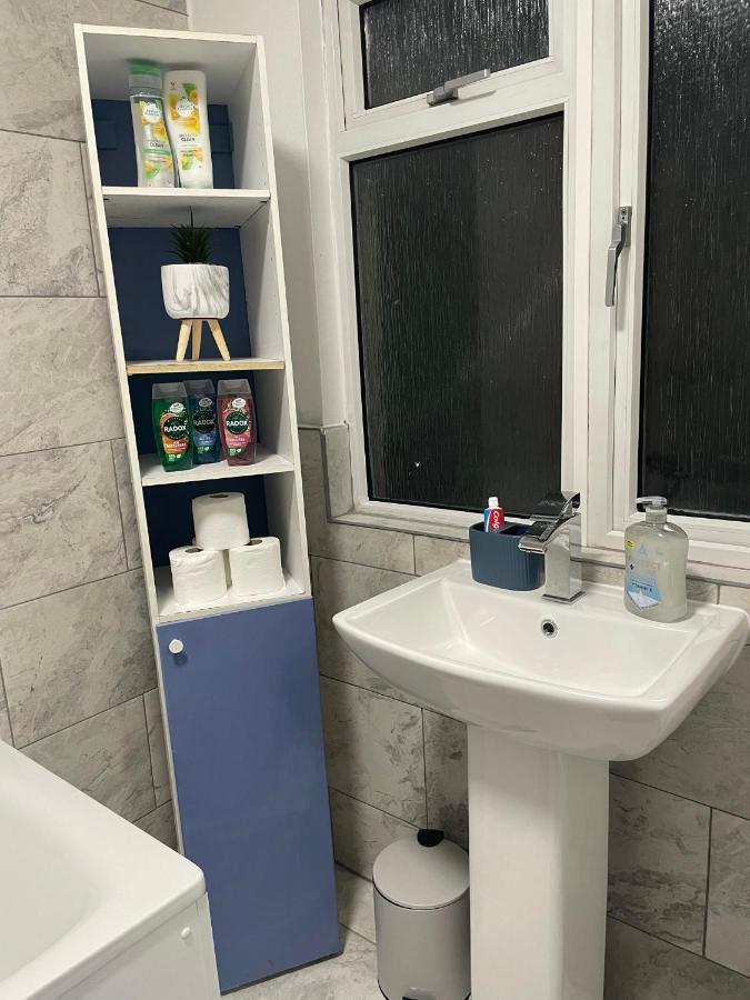 Lovely 4 Bedroom House With 2 Bathroom, Garden And Private Parking Apartment Thornton Heath