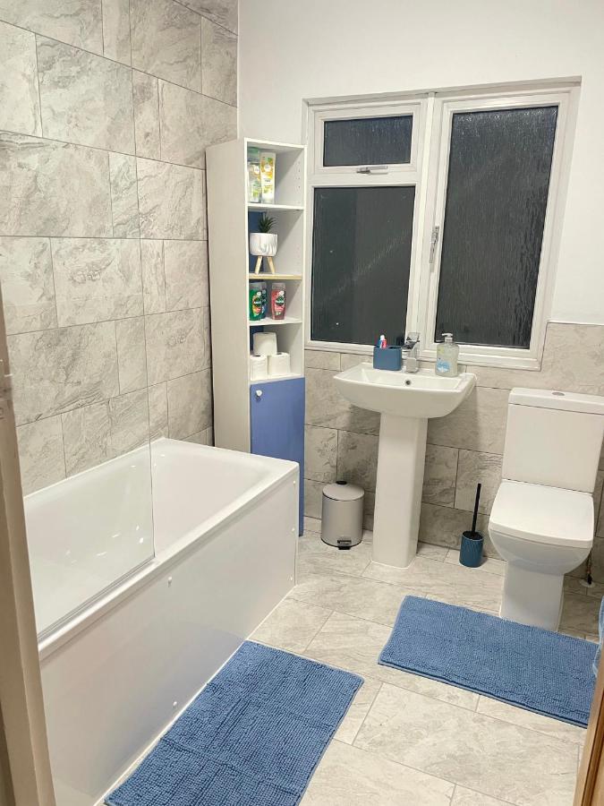 Lovely 4 Bedroom House With 2 Bathroom, Garden And Private Parking Apartment *