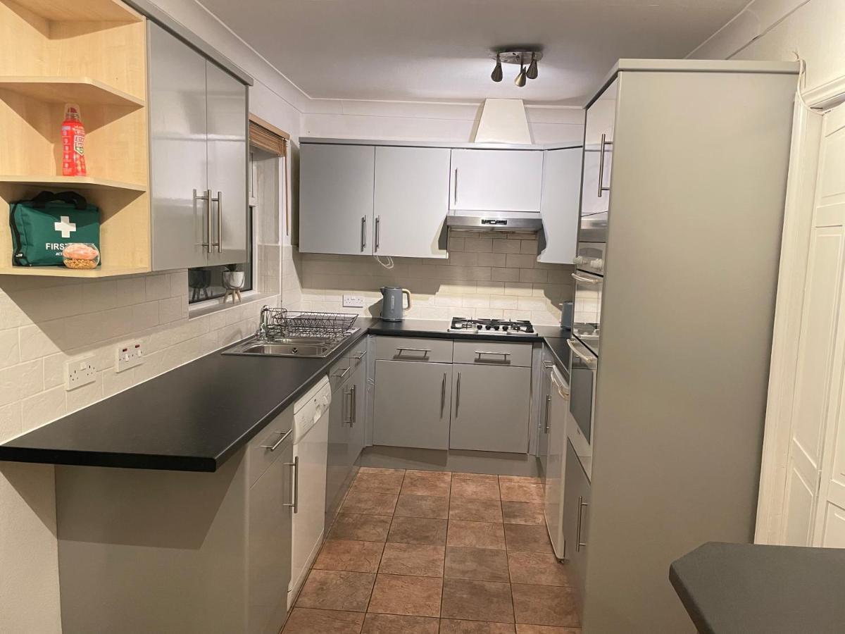 Lovely 4 Bedroom House With 2 Bathroom, Garden And Private Parking *