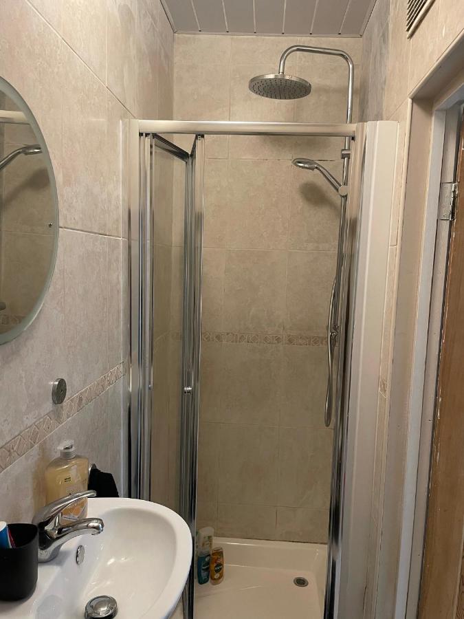 Apartment Lovely 4 Bedroom House With 2 Bathroom, Garden And Private Parking *