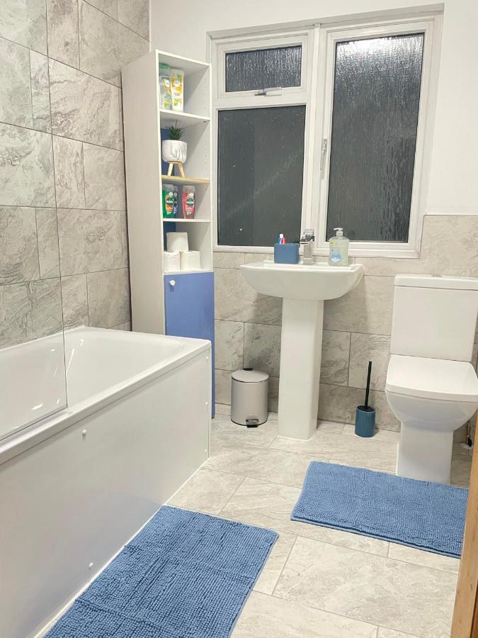 Apartment Lovely 4 Bedroom House With 2 Bathroom, Garden And Private Parking