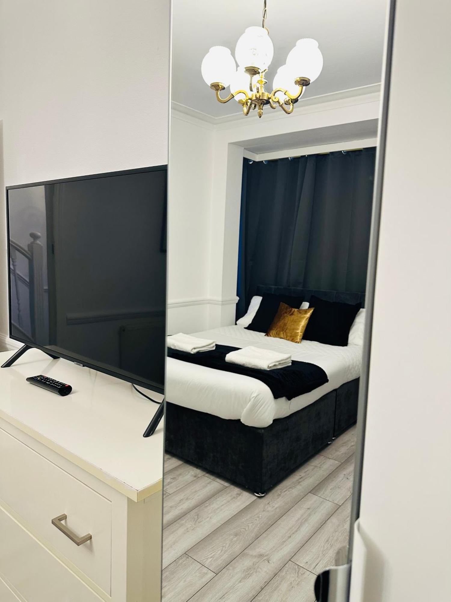 Lovely 4 Bedroom House With 2 Bathroom, Garden And Private Parking Apartment Thornton Heath