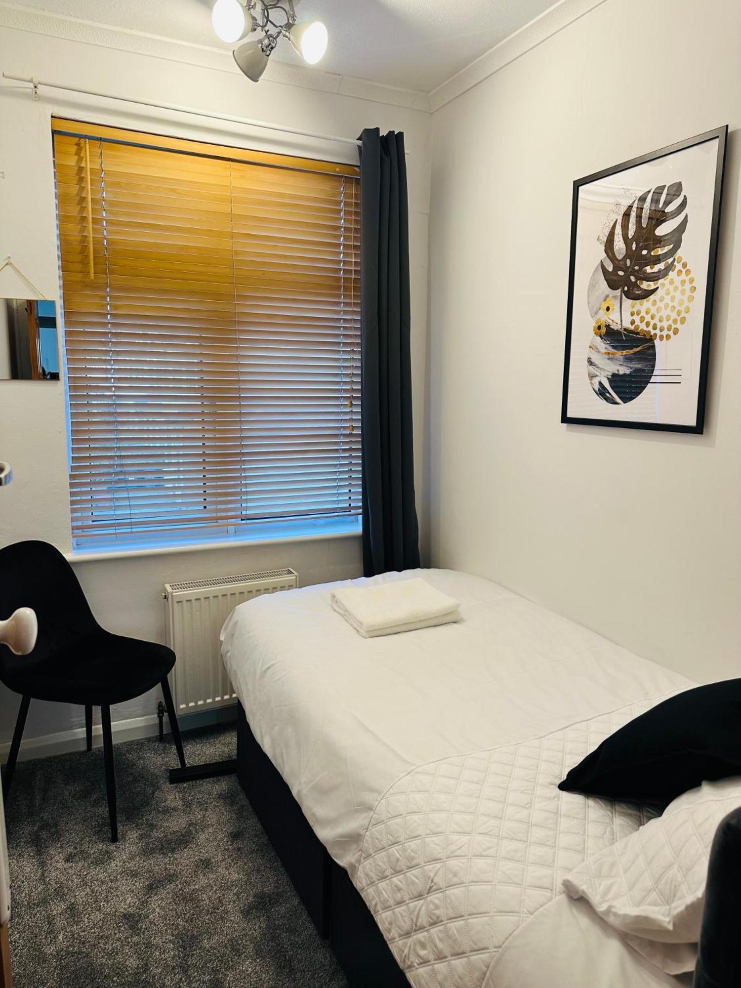 Apartment Lovely 4 Bedroom House With 2 Bathroom, Garden And Private Parking *