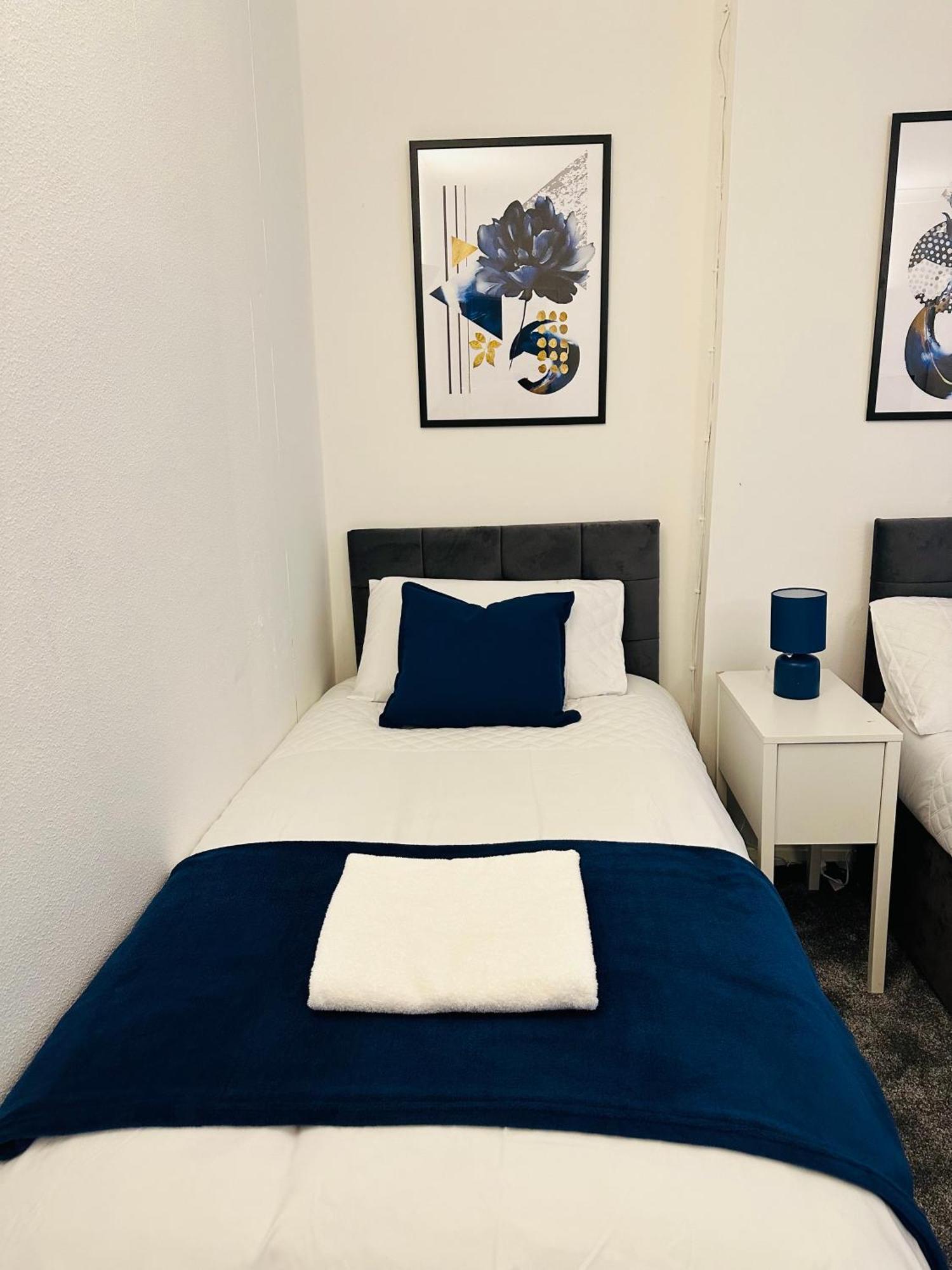 Apartment Lovely 4 Bedroom House With 2 Bathroom, Garden And Private Parking
