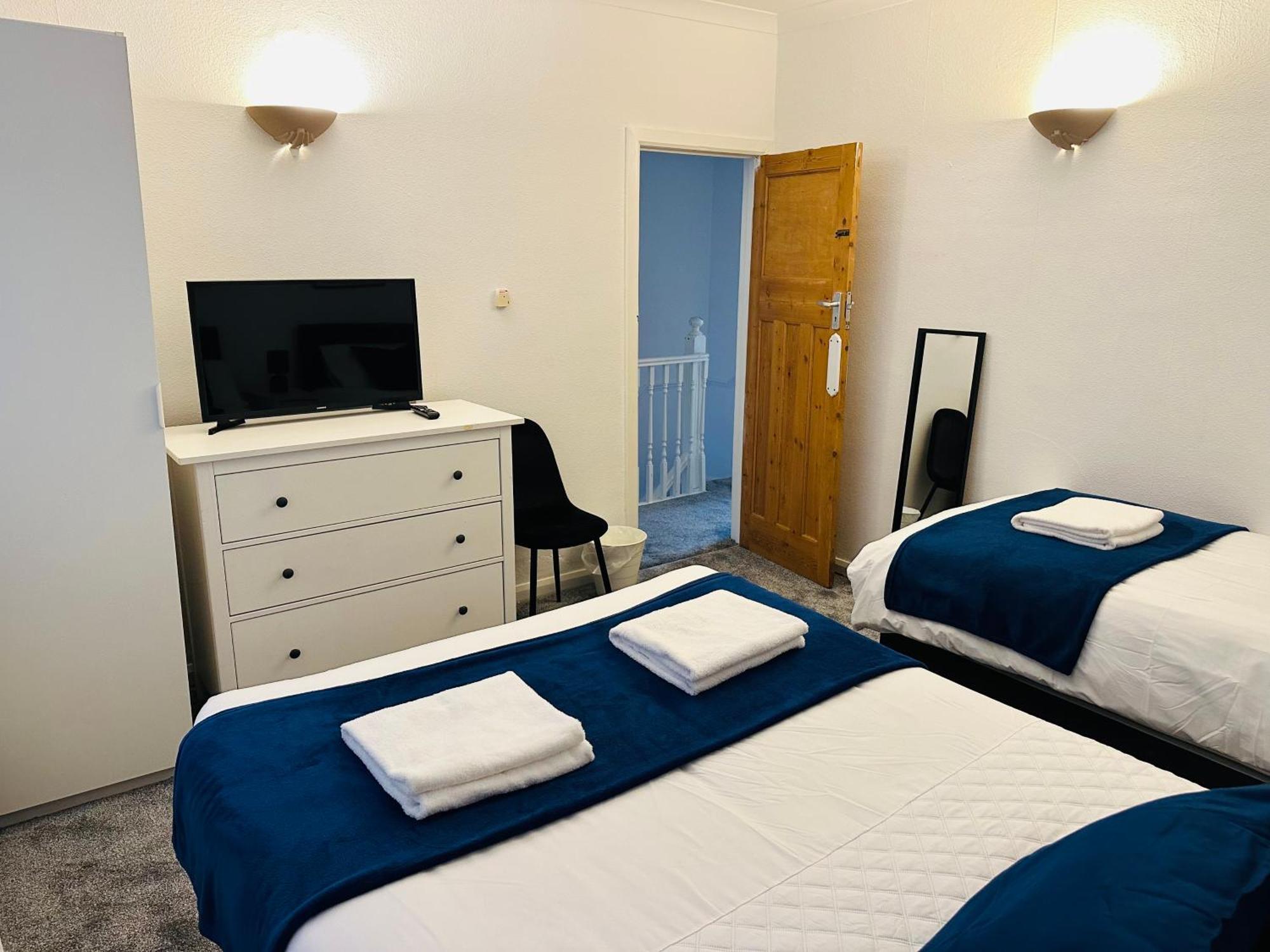 Lovely 4 Bedroom House With 2 Bathroom, Garden And Private Parking Apartment Thornton Heath