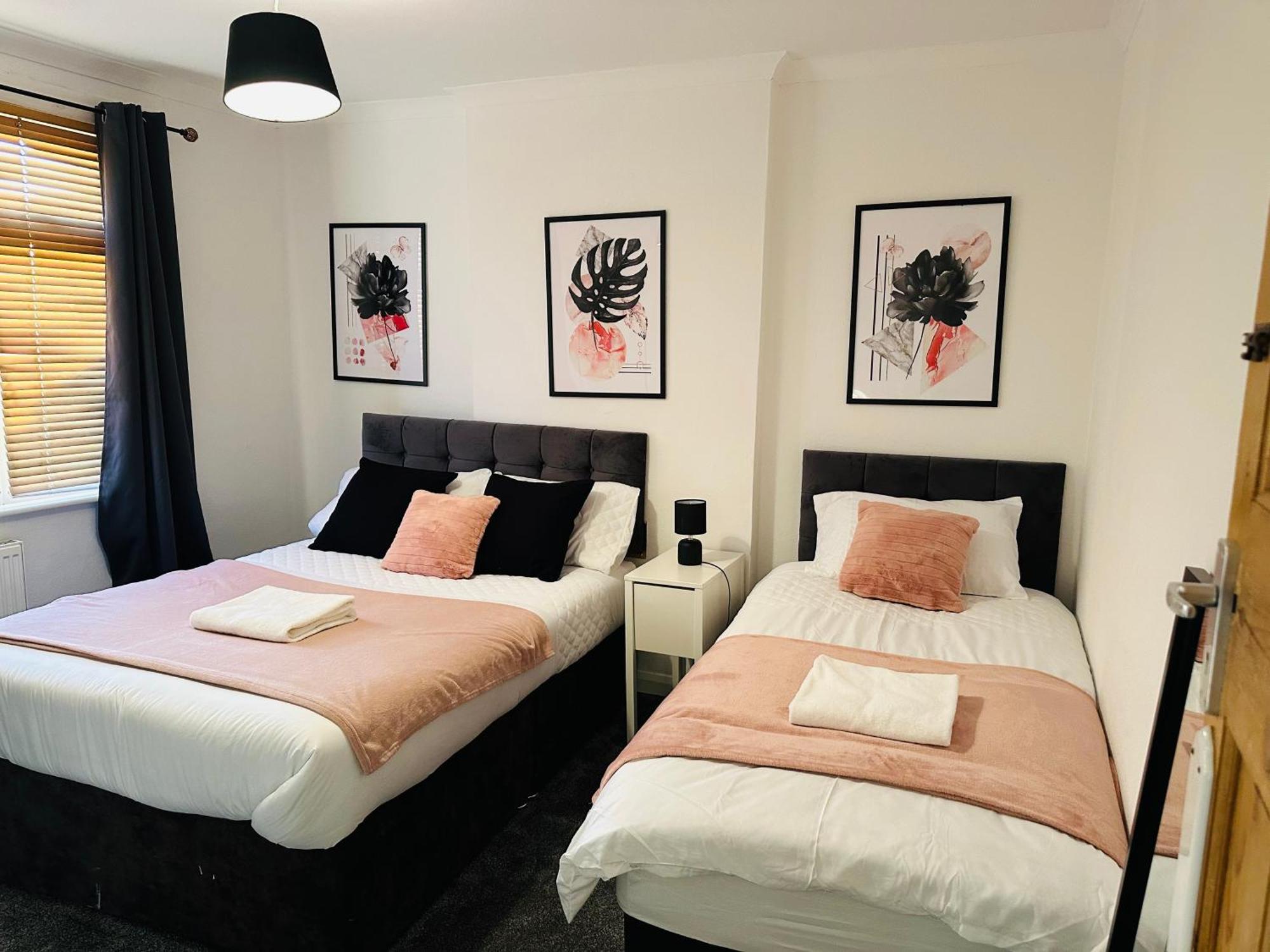 Lovely 4 Bedroom House With 2 Bathroom, Garden And Private Parking Apartment Thornton Heath