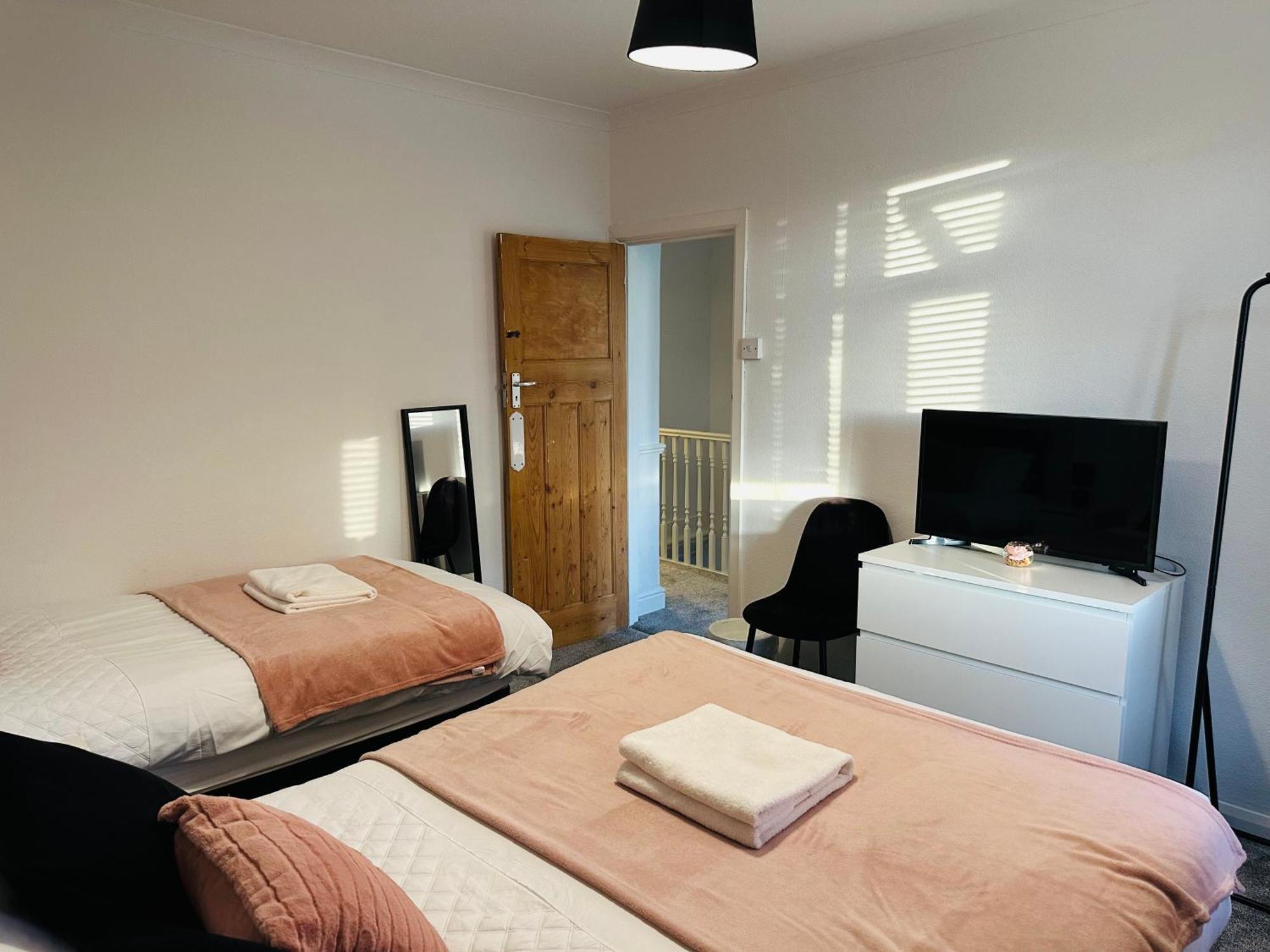 Apartment Lovely 4 Bedroom House With 2 Bathroom, Garden And Private Parking *
