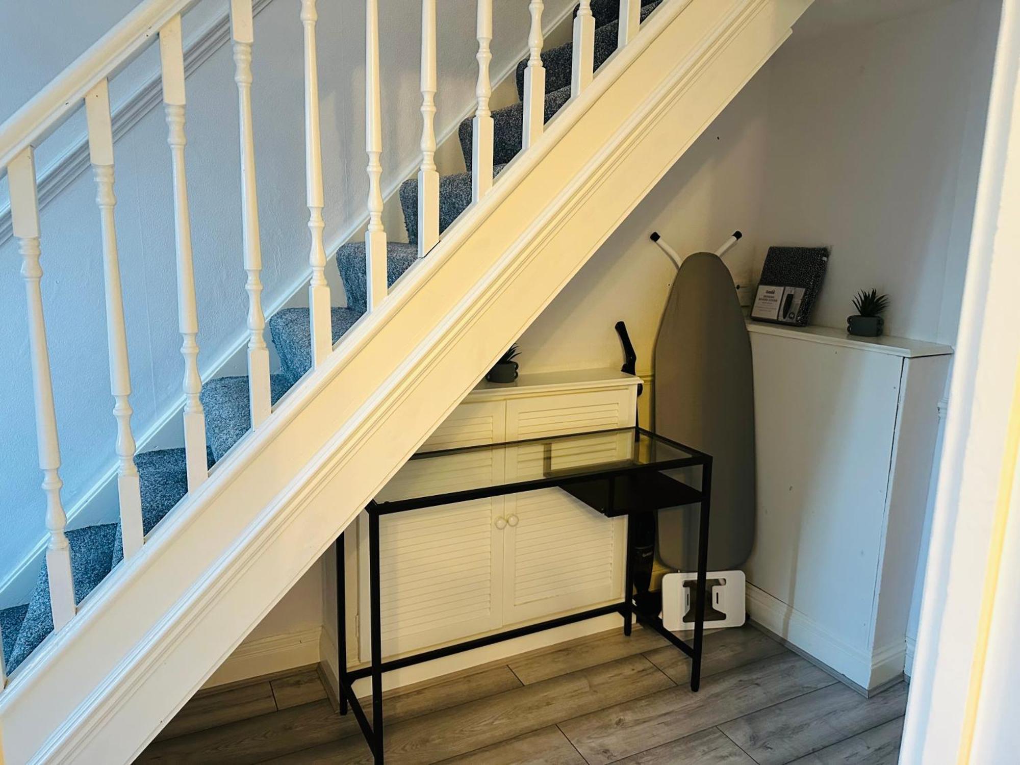 Lovely 4 Bedroom House With 2 Bathroom, Garden And Private Parking