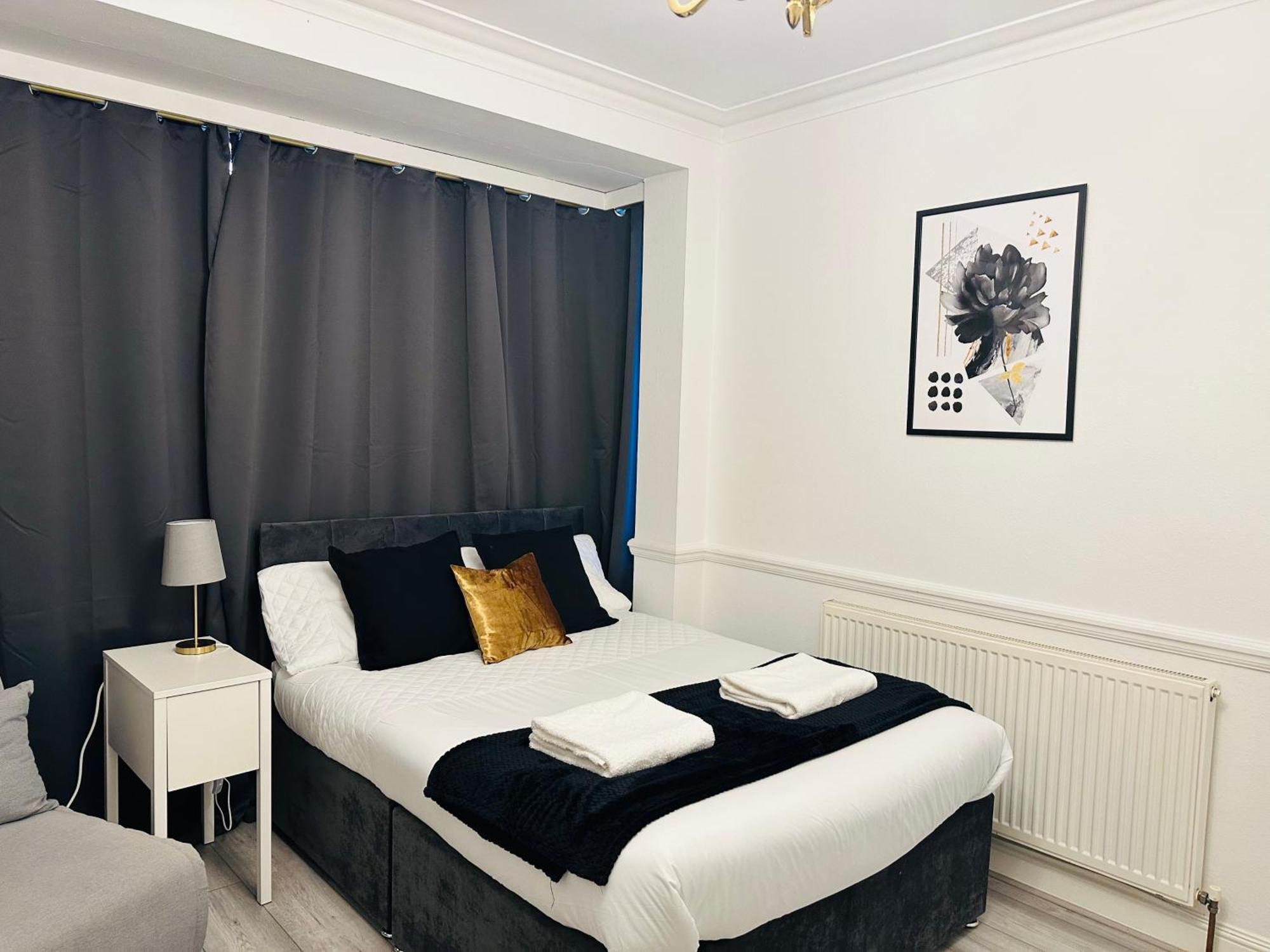 Lovely 4 Bedroom House With 2 Bathroom, Garden And Private Parking *