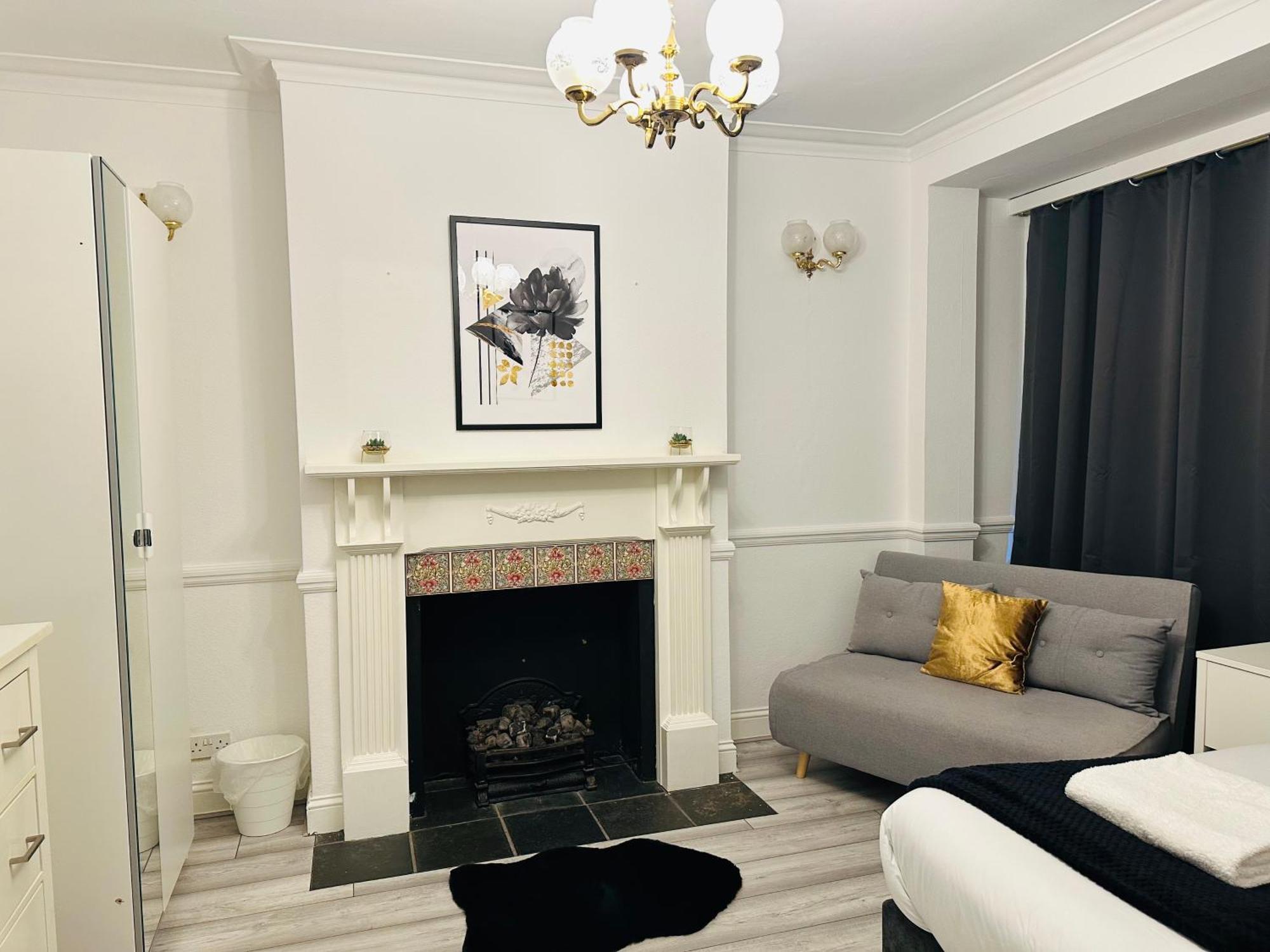 Apartment Lovely 4 Bedroom House With 2 Bathroom, Garden And Private Parking *