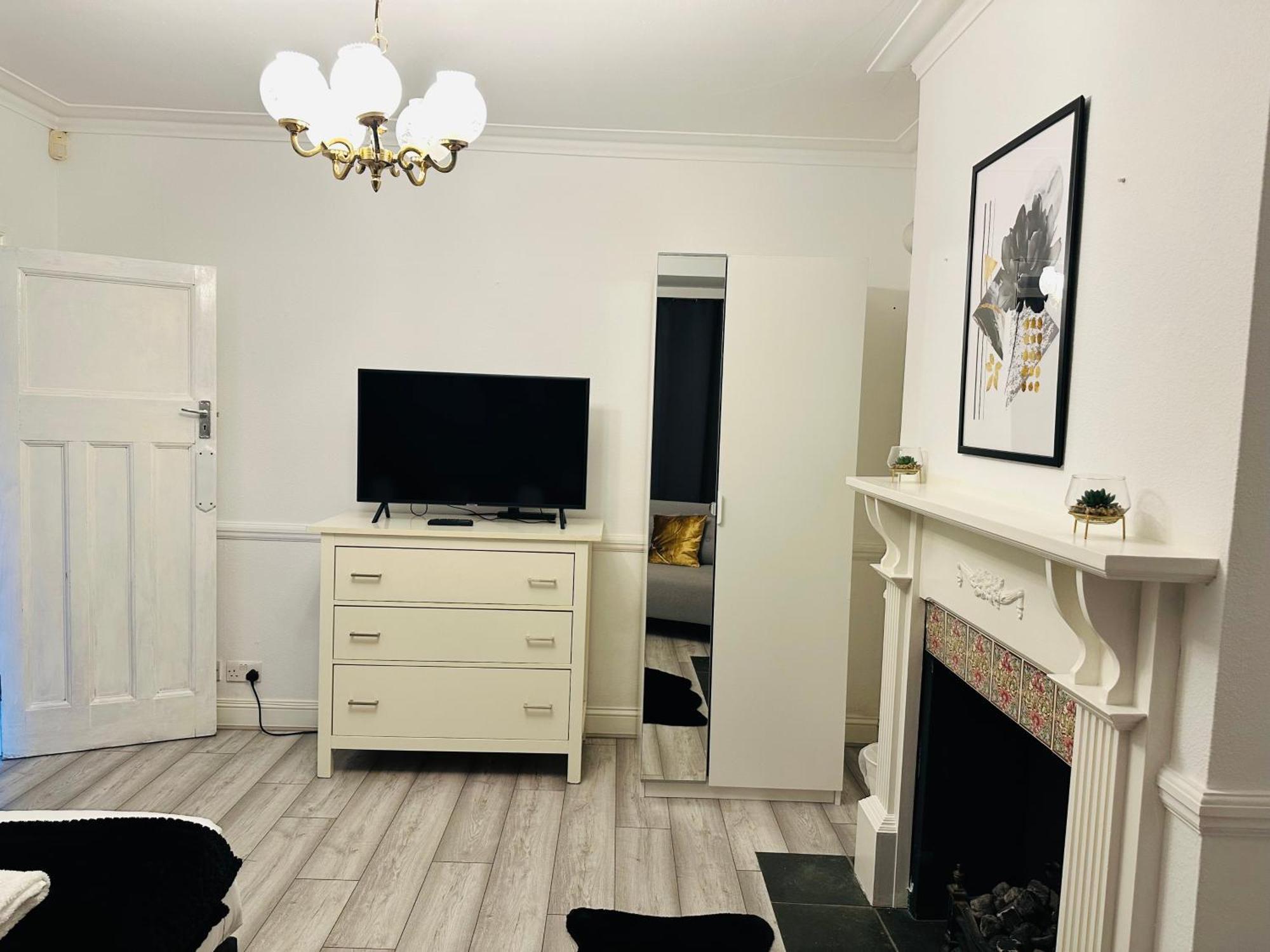 Lovely 4 Bedroom House With 2 Bathroom, Garden And Private Parking